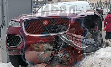 В Москве Jaguar наехал на людей на тротуаре