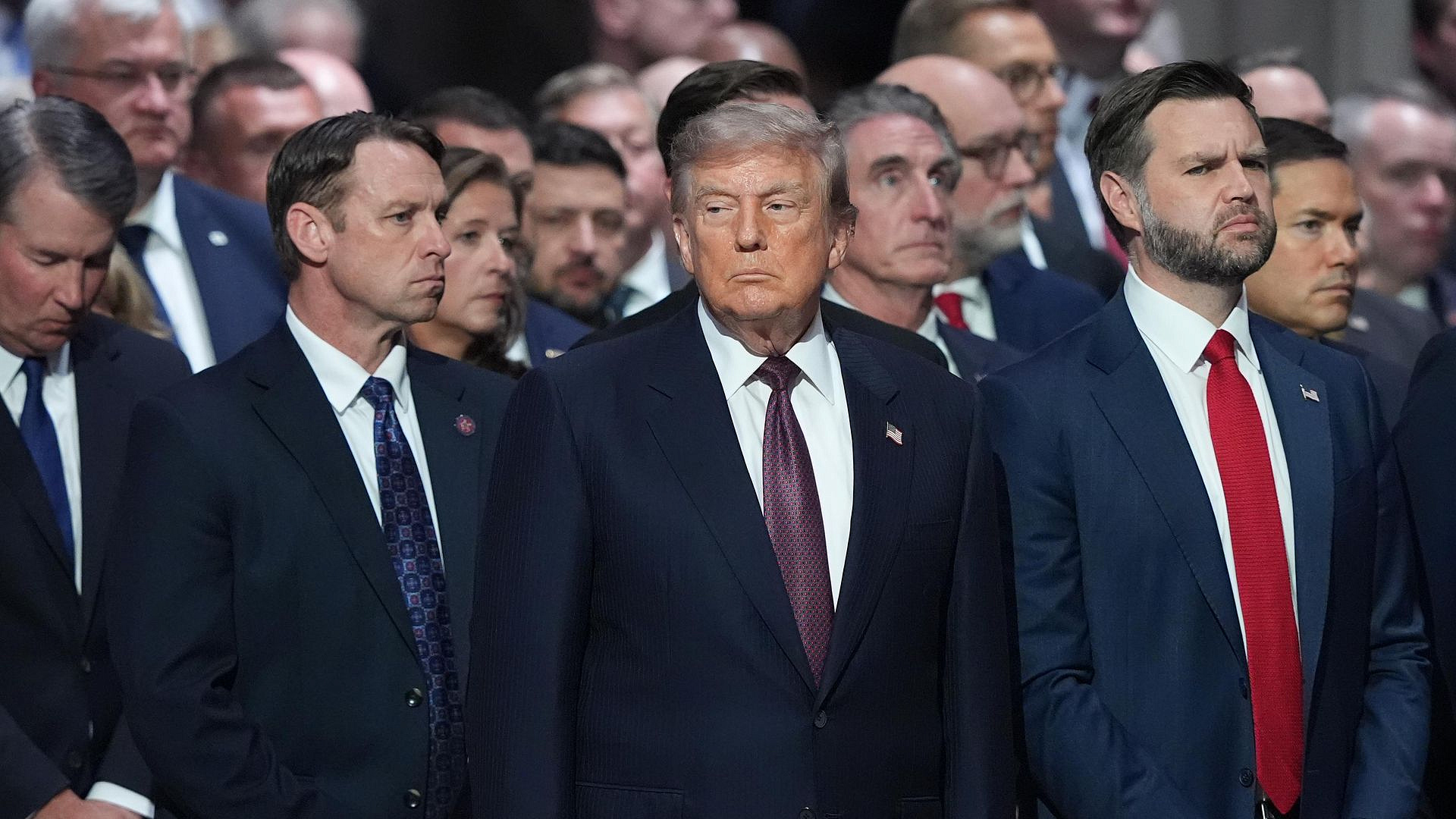 Трамп отвлекся от прощания с Грэмом*, чтобы раздать подчиненным конфеты