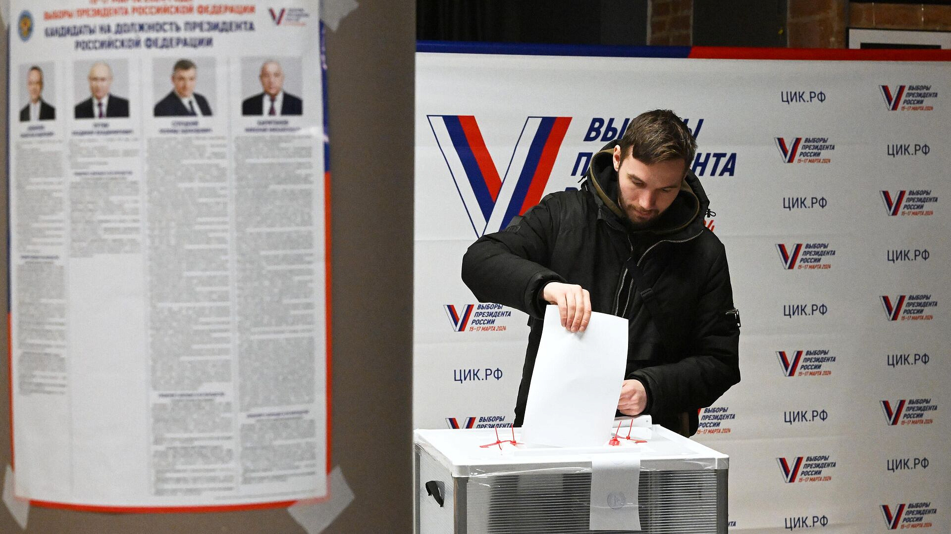 В Москве открылись избирательные участки