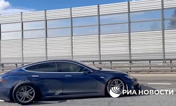 Автомобилю Tesla оторвало колесо после ДТП в Москве