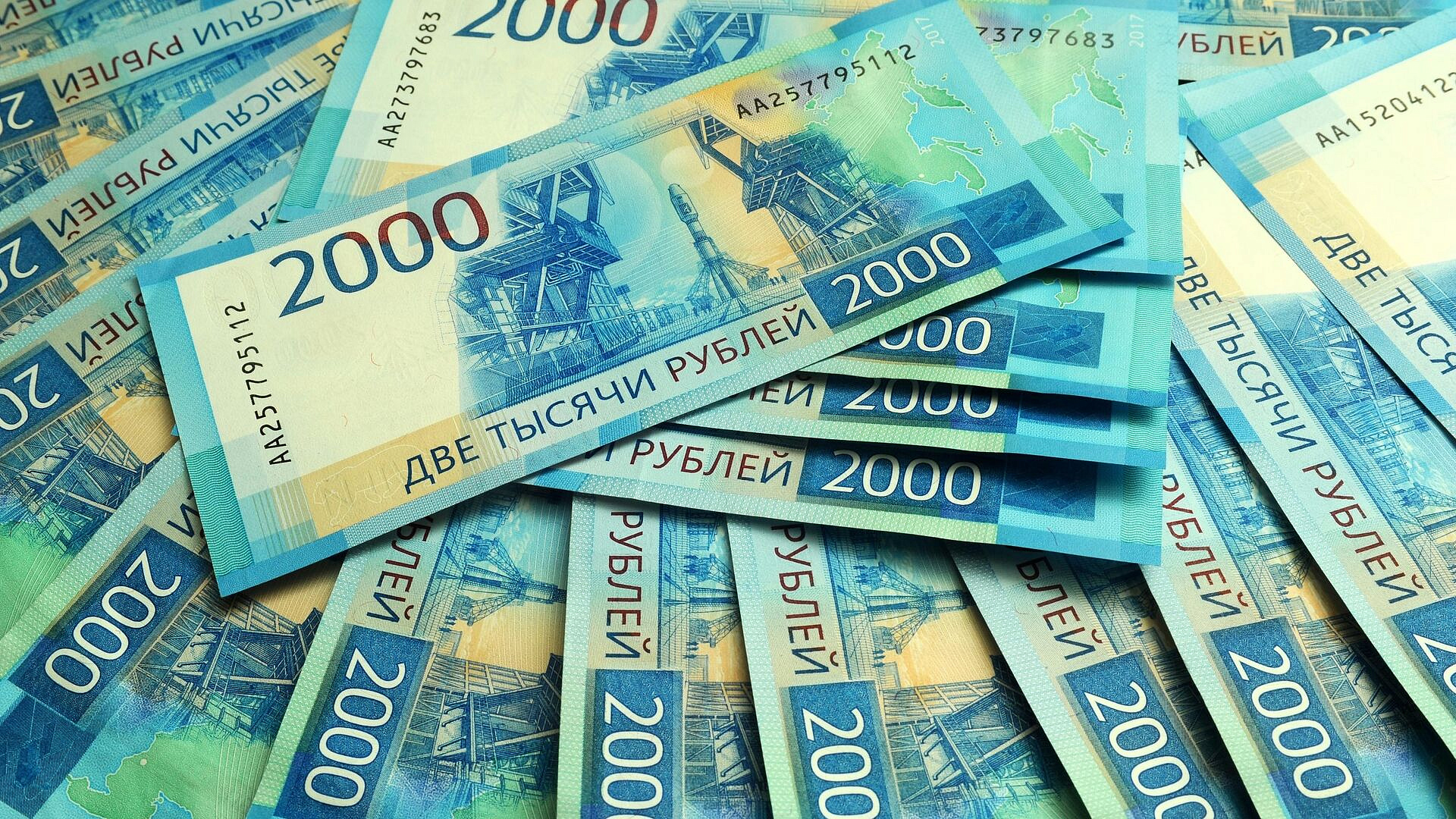 Названы отрасли со средними зарплатами выше 200 тысяч рублей