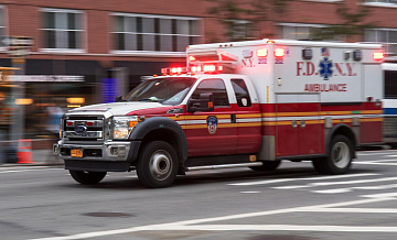 В аэропорту Нью-Йорка самолет столкнулся с пожарной машиной