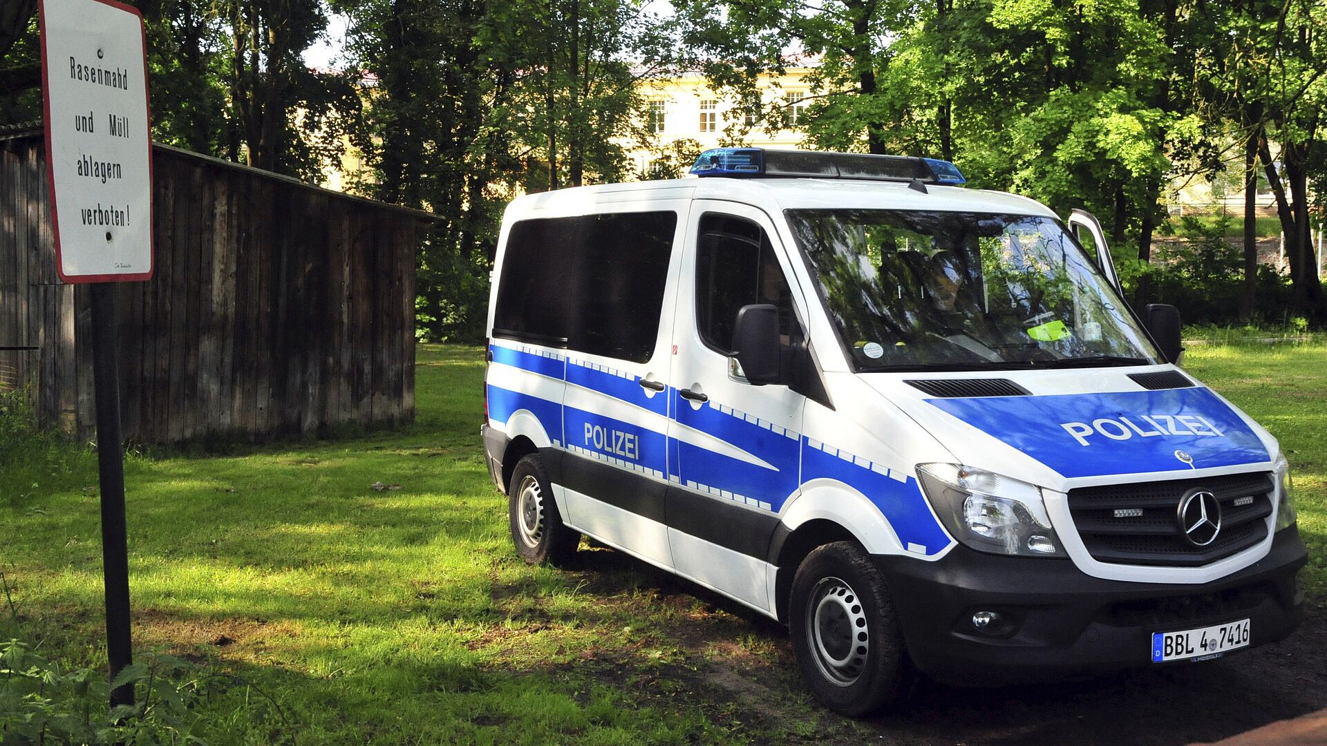 В Германии задержали мужчину, угрожавшего мечом распространителям листовок