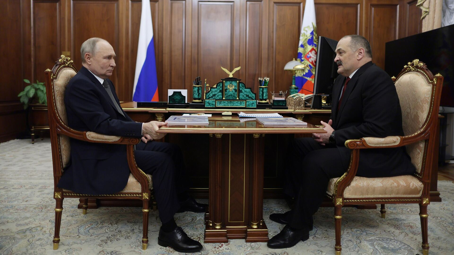 Меликов доложил Путину о росте зарплат в Дагестане