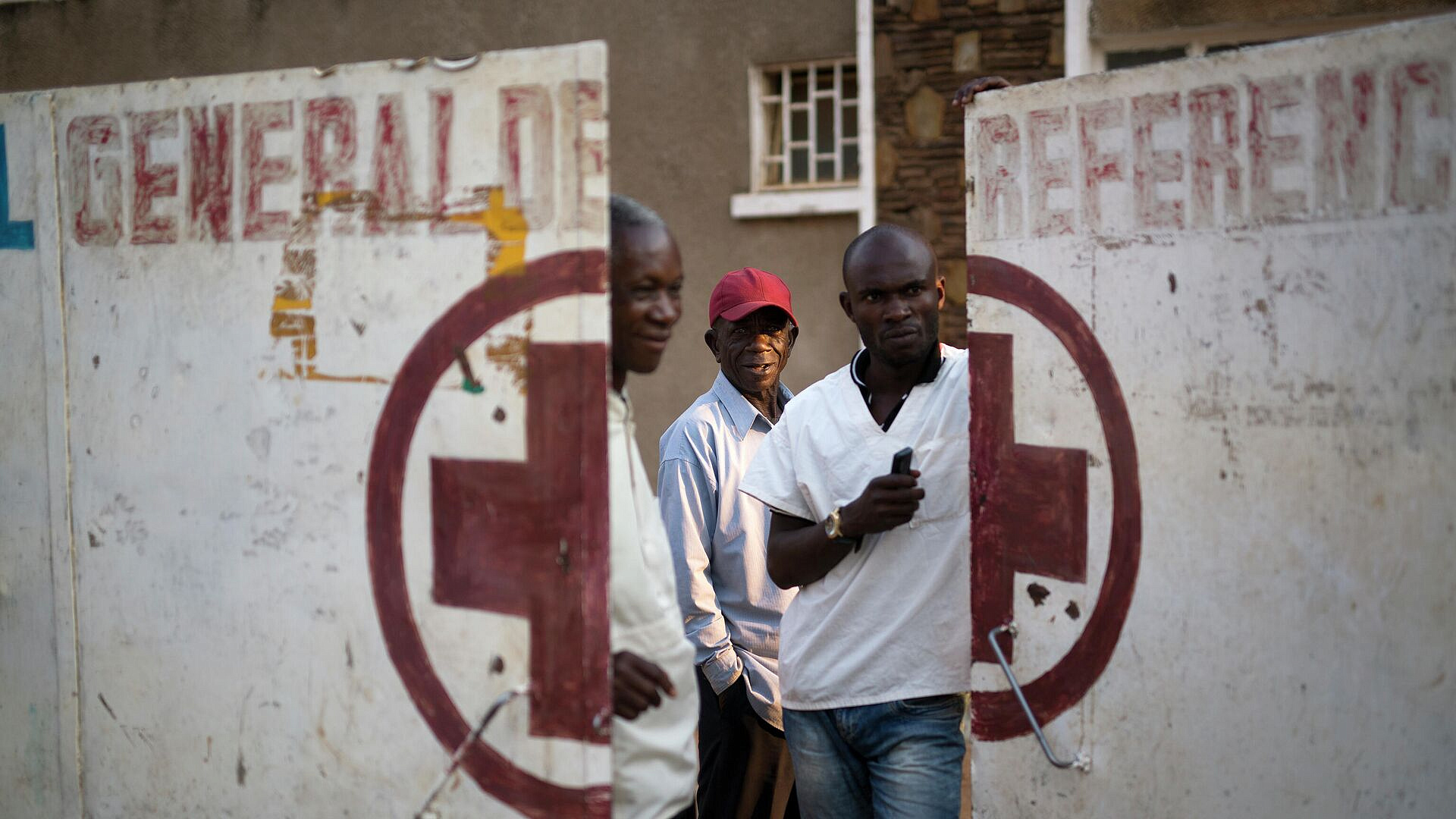 Роспотребнадзор взял на контроль информацию о неизвестной болезни в ДРК