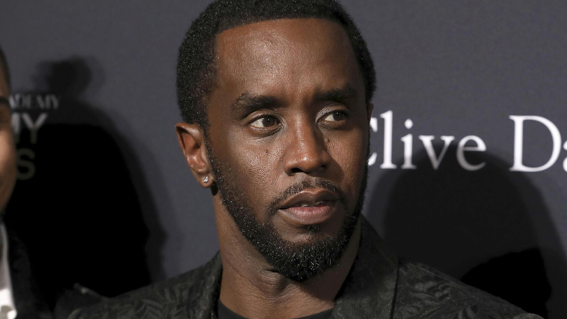 СМИ: рэпера Diddy ночью отвезли из изолятора в больницу с болью в колене 