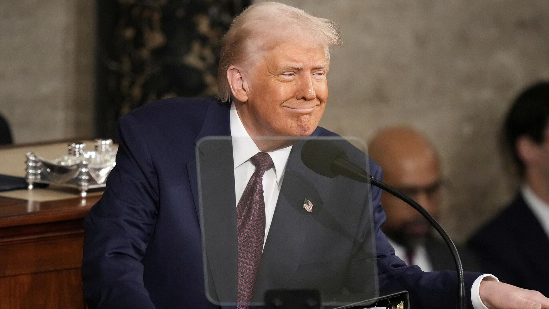 СМИ: Трамп проигнорировал решение суда по самолетам с мигрантами СМИ: Трамп проигнорировал решение суда по самолетам с мигрантами