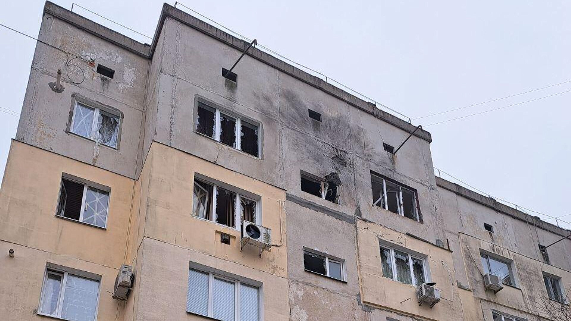 ВСУ атаковали дроном-камикадзе жилой дом в Новой Каховке