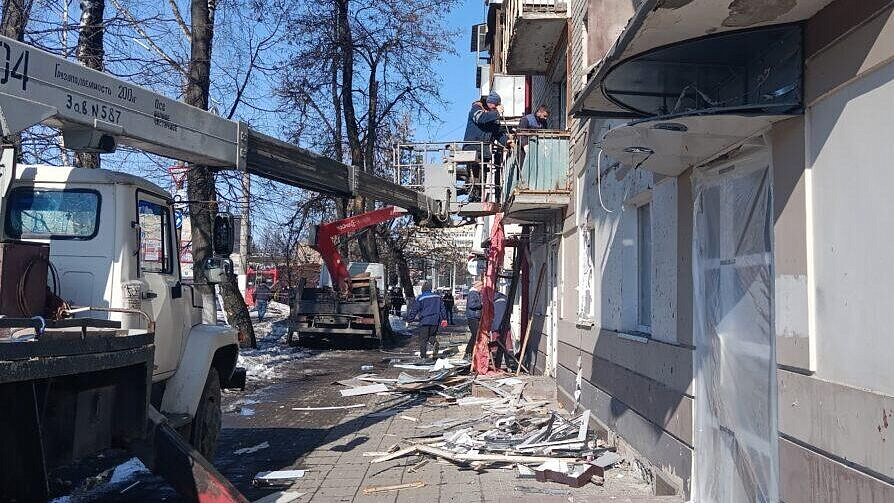 В Брянске строители восстанавливают окна после ракетной атаки ВСУ