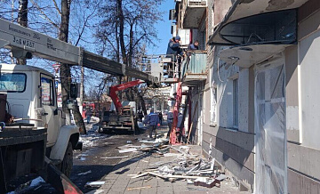 В Брянске строители восстанавливают окна после ракетной атаки ВСУ