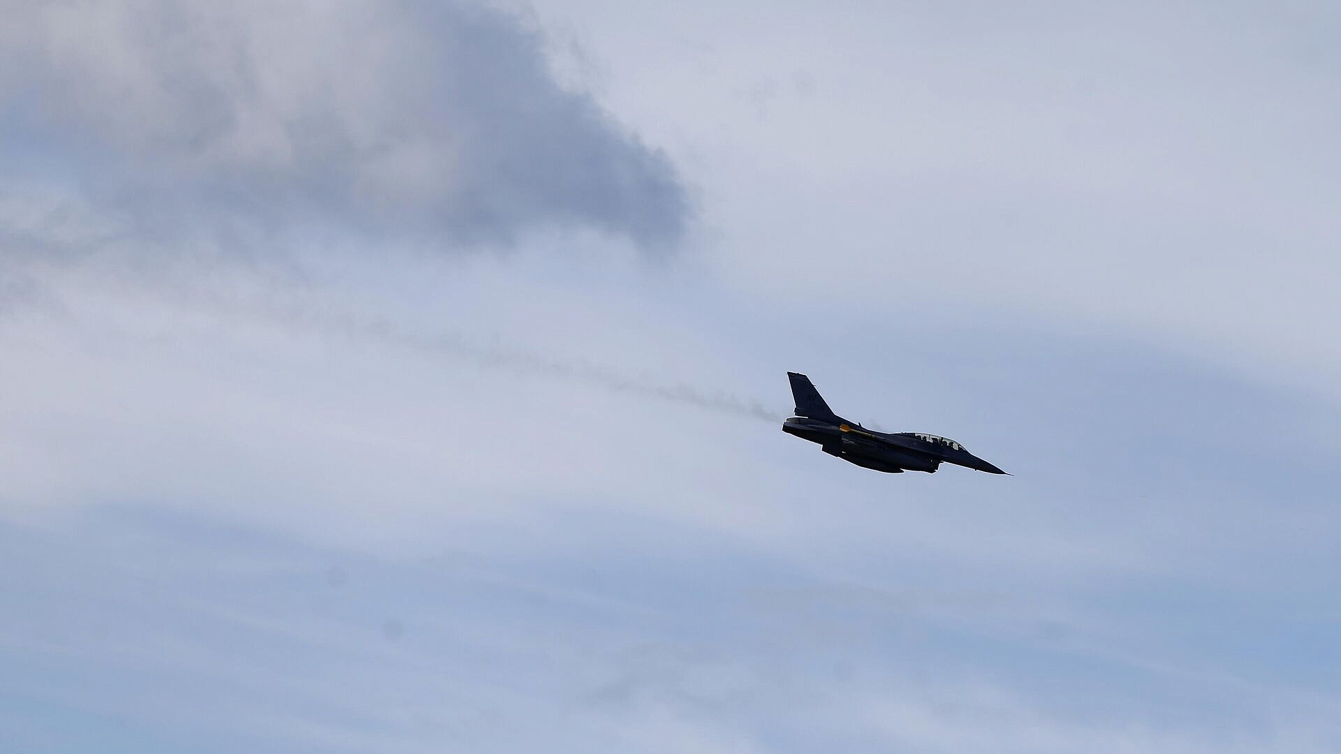 Истребитель F-16 совершил аварийную посадку на острове в Греции