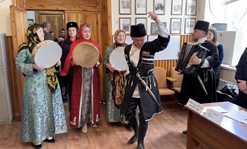 В Дагестане артисты пришли на выборы, исполняя песню о родине