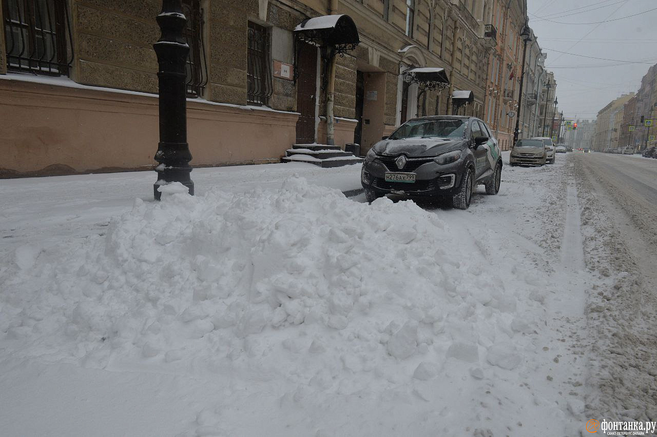 С приходом весны Петербург получил 4 снегоуборочных трактора. Остальные 61 ожидать к июлю?