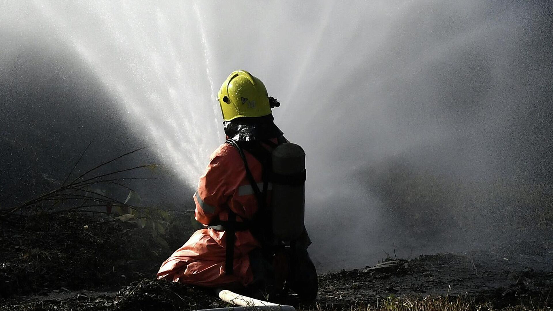 Площадь пожара в театре в Хабаровске выросла до четырех тысяч "квадратов"