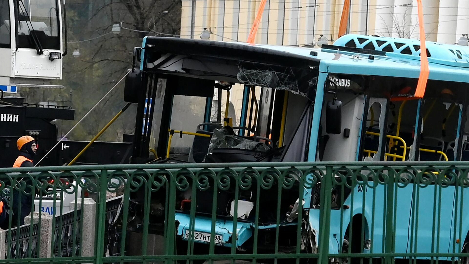 Суд арестовал водителя упавшего в реку автобуса в Петербурге