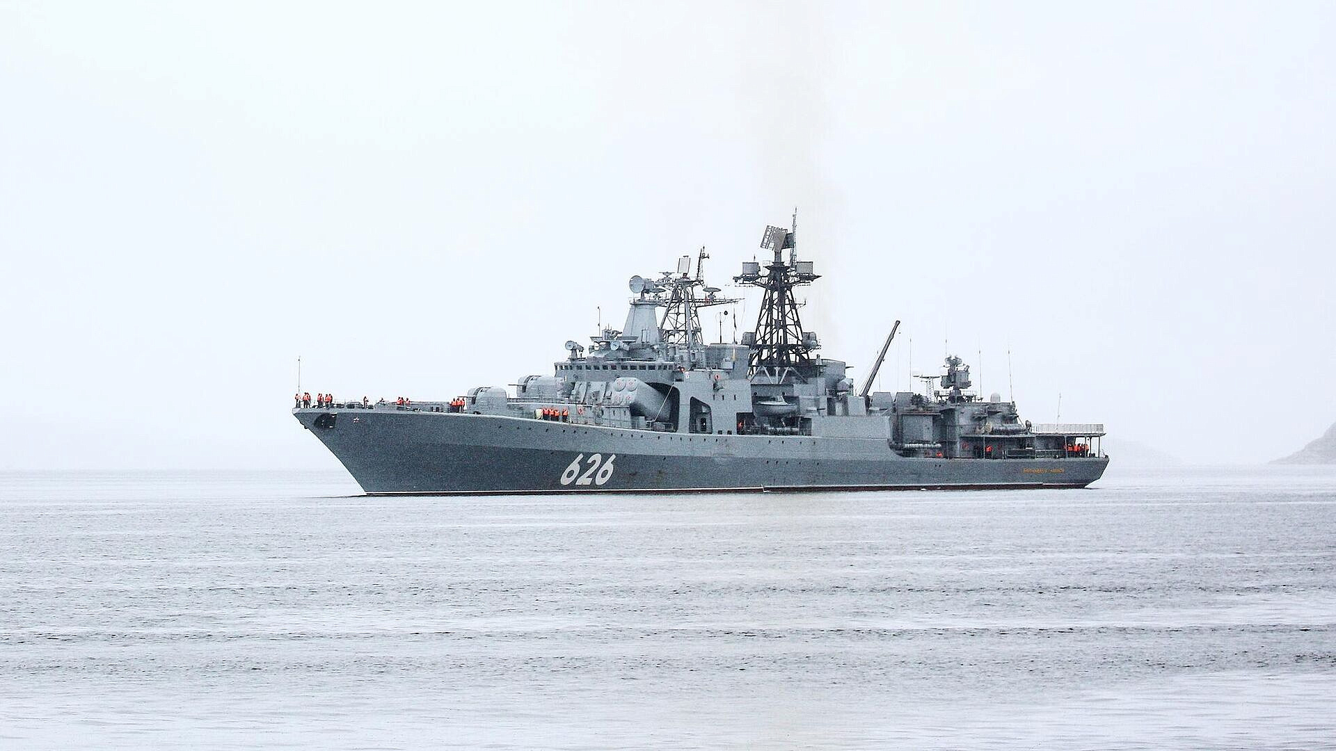 Корабли Севфлота провели учения по оказанию помощи судну в Арктике