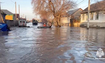 МЧС использует лодки для эвакуации жителей Орска