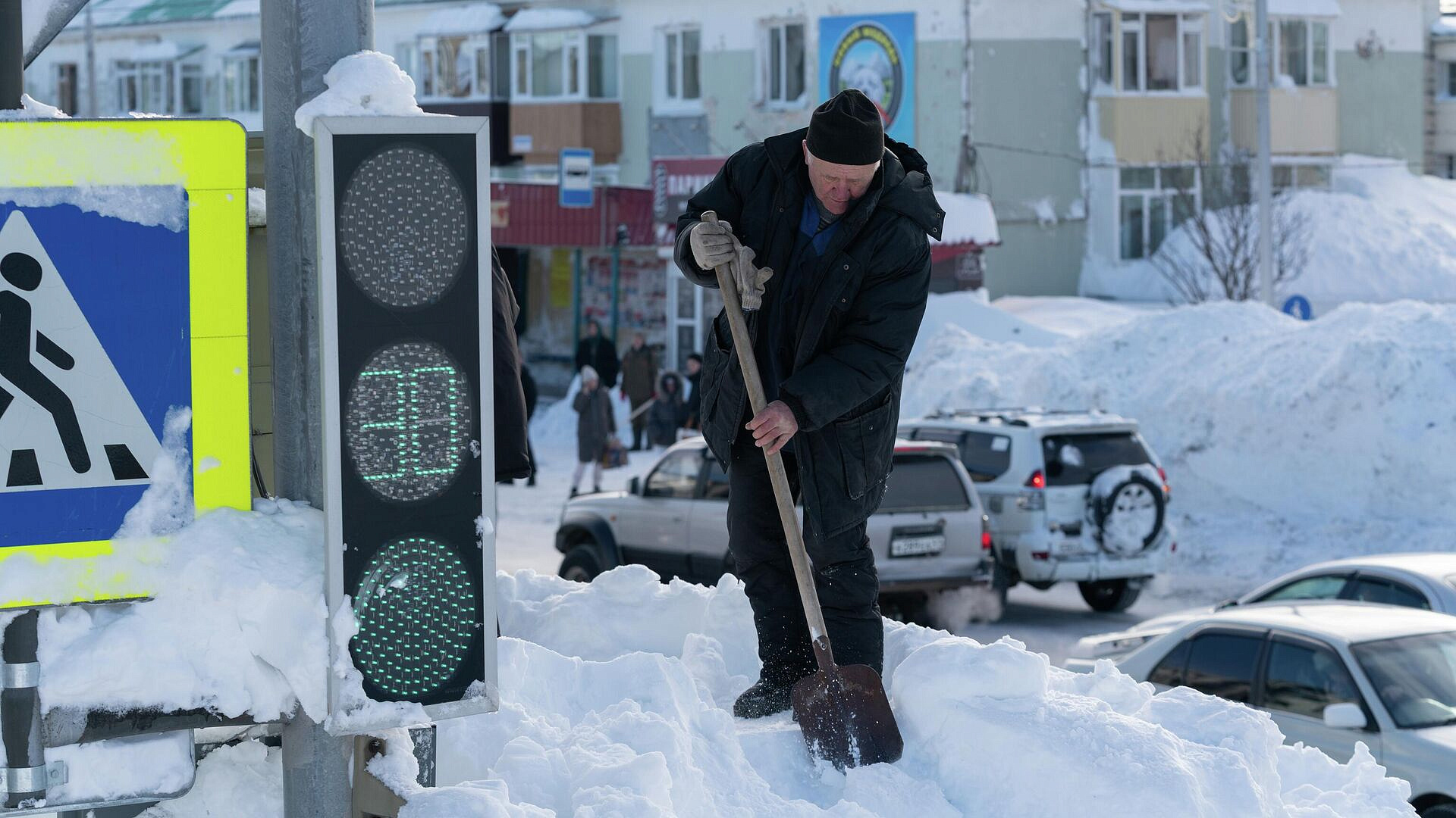 Россияне стали покупать больше лопат из-за снегопадов