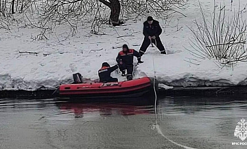 Спасатели продолжают искать детей у реки в Подмосковье