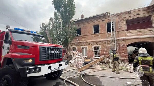 В Астрахани загорелся нежилой дом