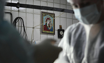 Раненого БПЛА священника из Суджи транспортируют в московский госпиталь