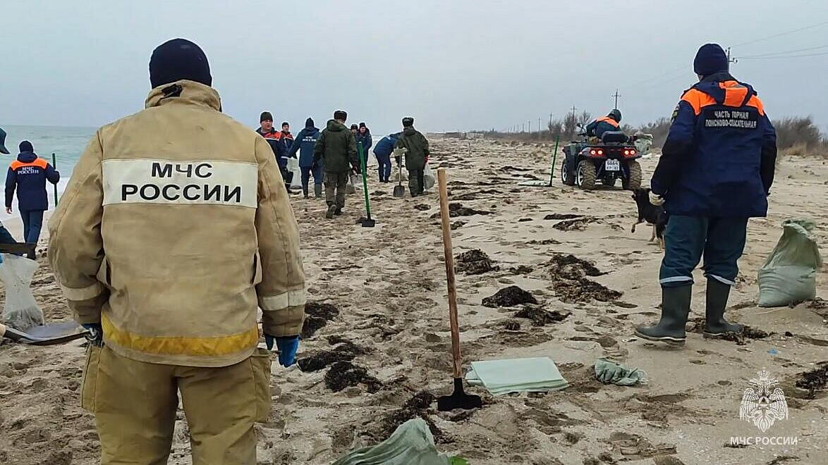 В МЧС рассказали о работе по очистке акватории Черного моря от мазута