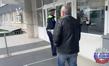 Мужчина ушел от проверки на алкоголь, уплыв по Енисею от сотрудников ГИБДД
