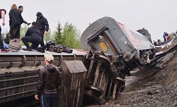 Два вертолета вылетели для помощи пострадавшим при сходе вагонов в Коми