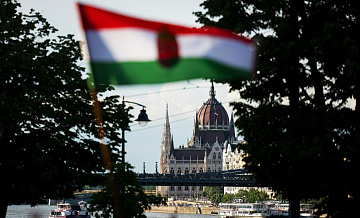Посол Украины сфотографировался с продырявленным флагом Венгрии