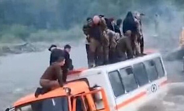 В Приморье вахтовый автомобиль с людьми застрял посреди реки
