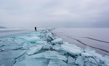 На Байкале спасли мужчину и троих детей, провалившихся под лед