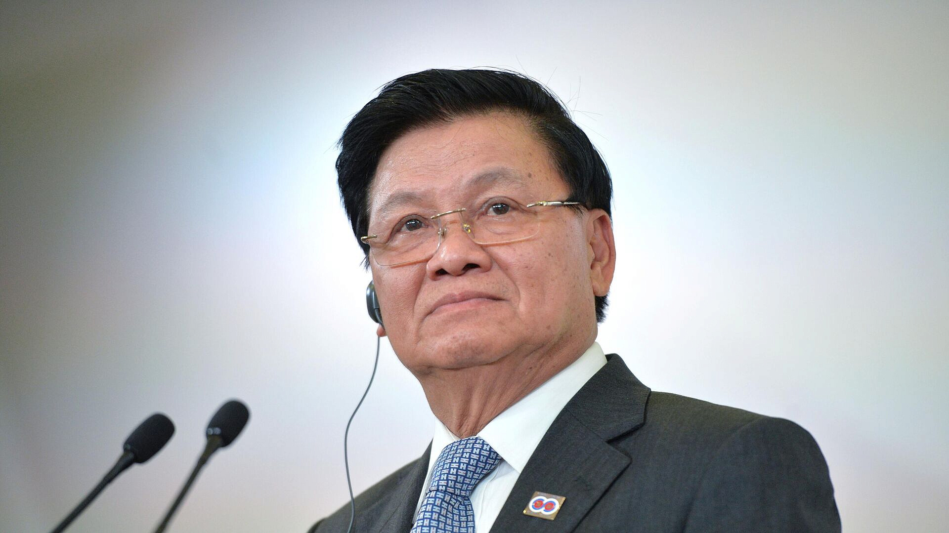 Россия развивается и помогает Лаосу, несмотря на давление, заявил Сисулит