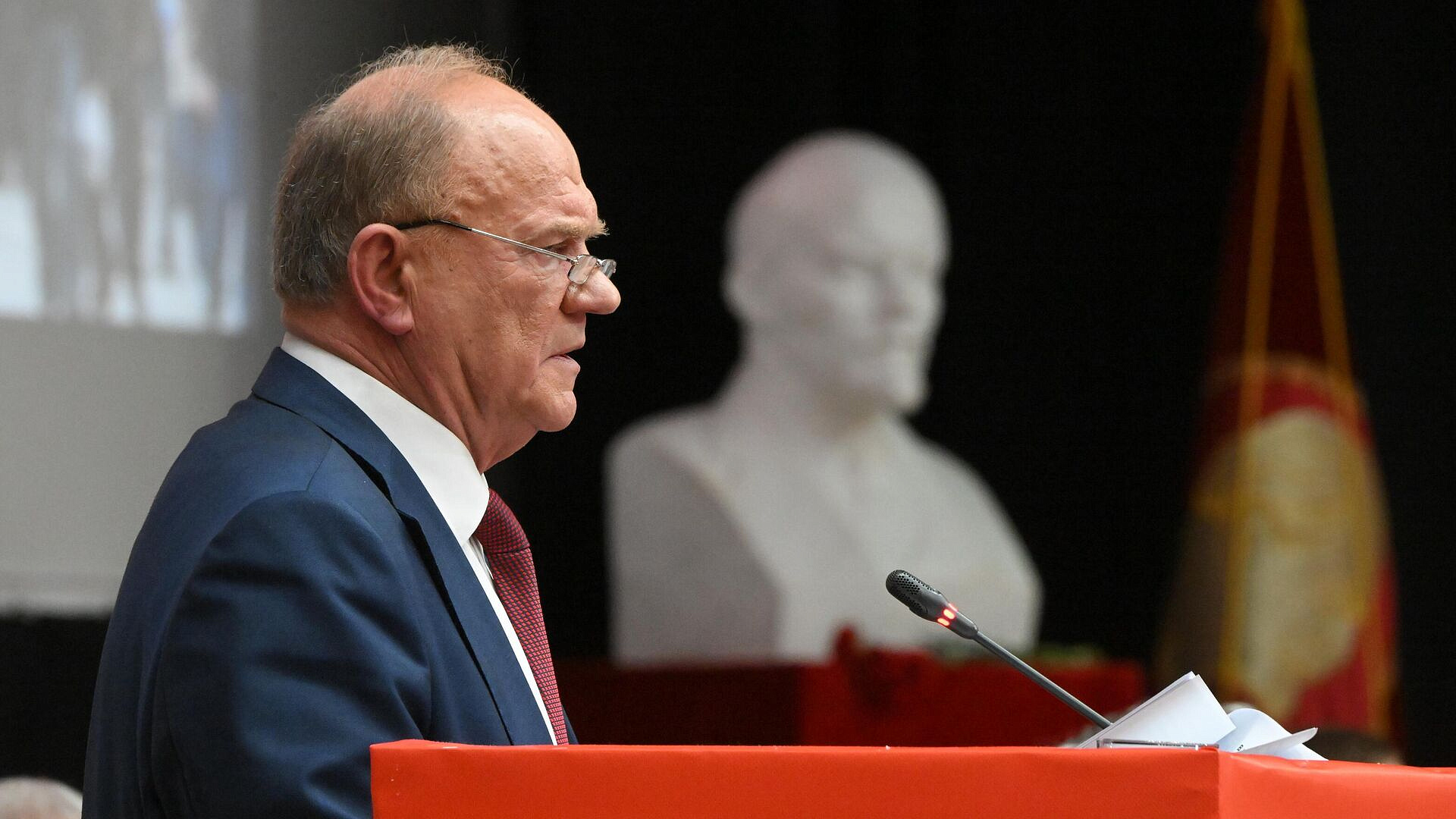 Зюганов рассказал, кому выгодна смерть Навального 
