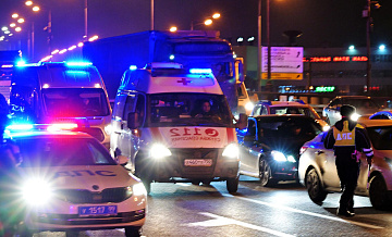 К московской больнице № 67 подъезжают машины скорой помощи