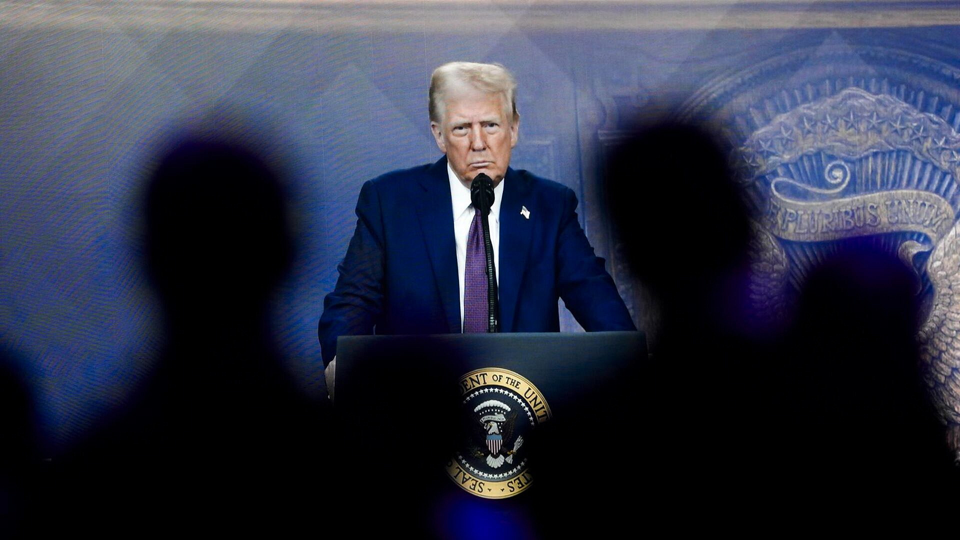 Решение Трампа посеяло панику у чиновников США, сообщает Bloomberg 