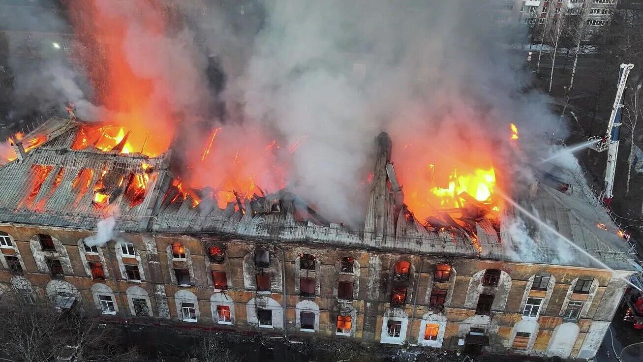 Дознаватели начали выяснять причины крупного пожара в доме в Ярославле