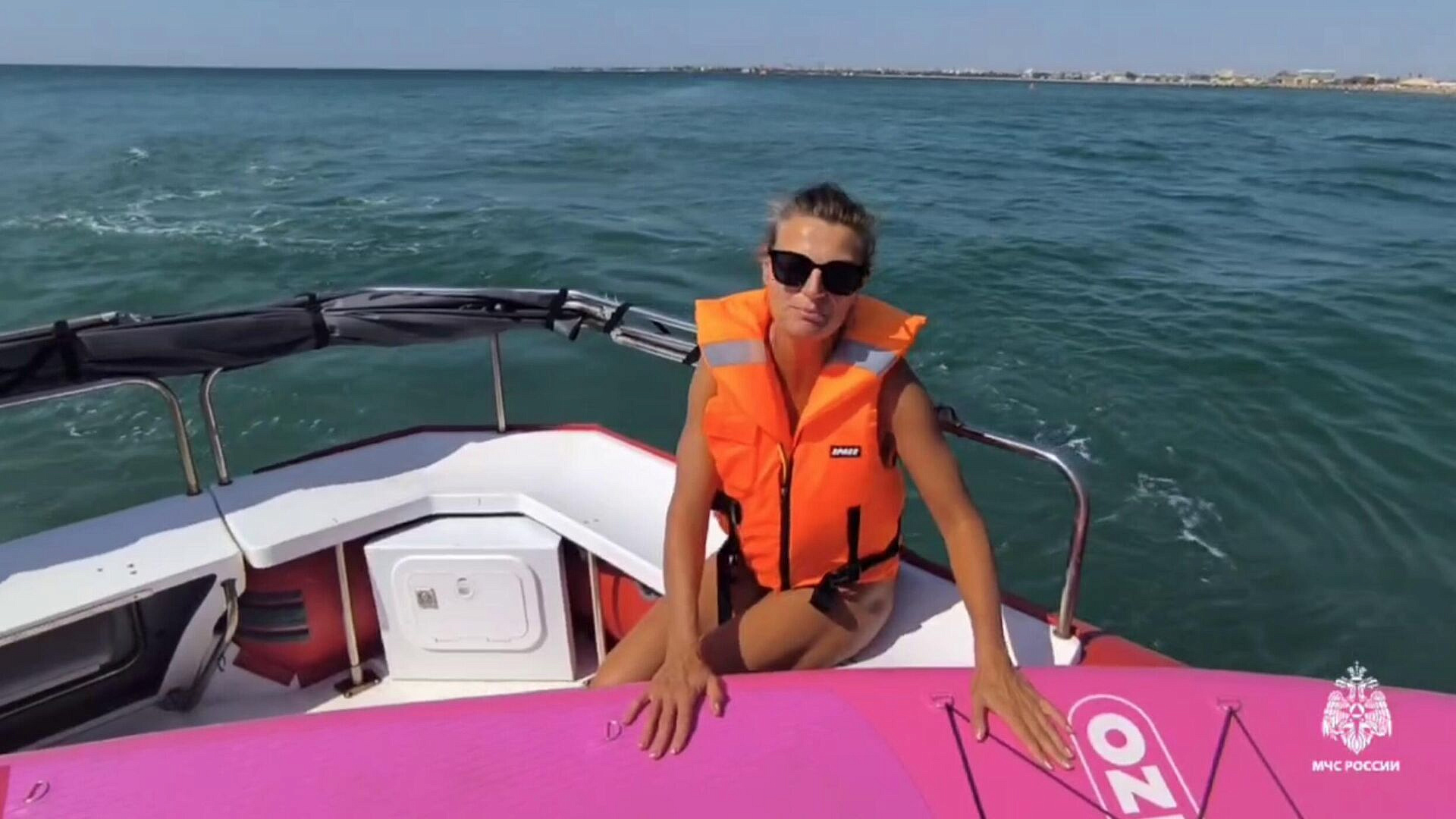 В Крыму спасли женщину с ребенком на сапборде