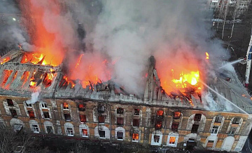 Дознаватели начали выяснять причины крупного пожара в доме в Ярославле