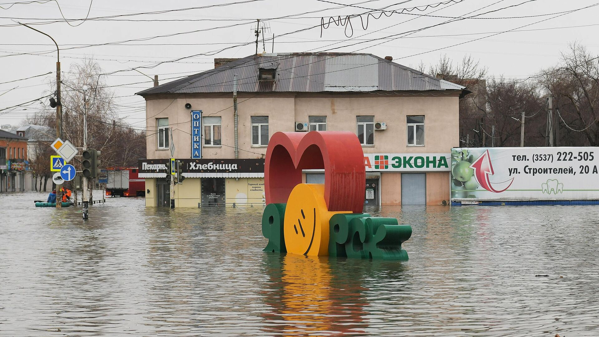 Дополнительные партии воды и хлеба завозят в магазины затопленного Орска