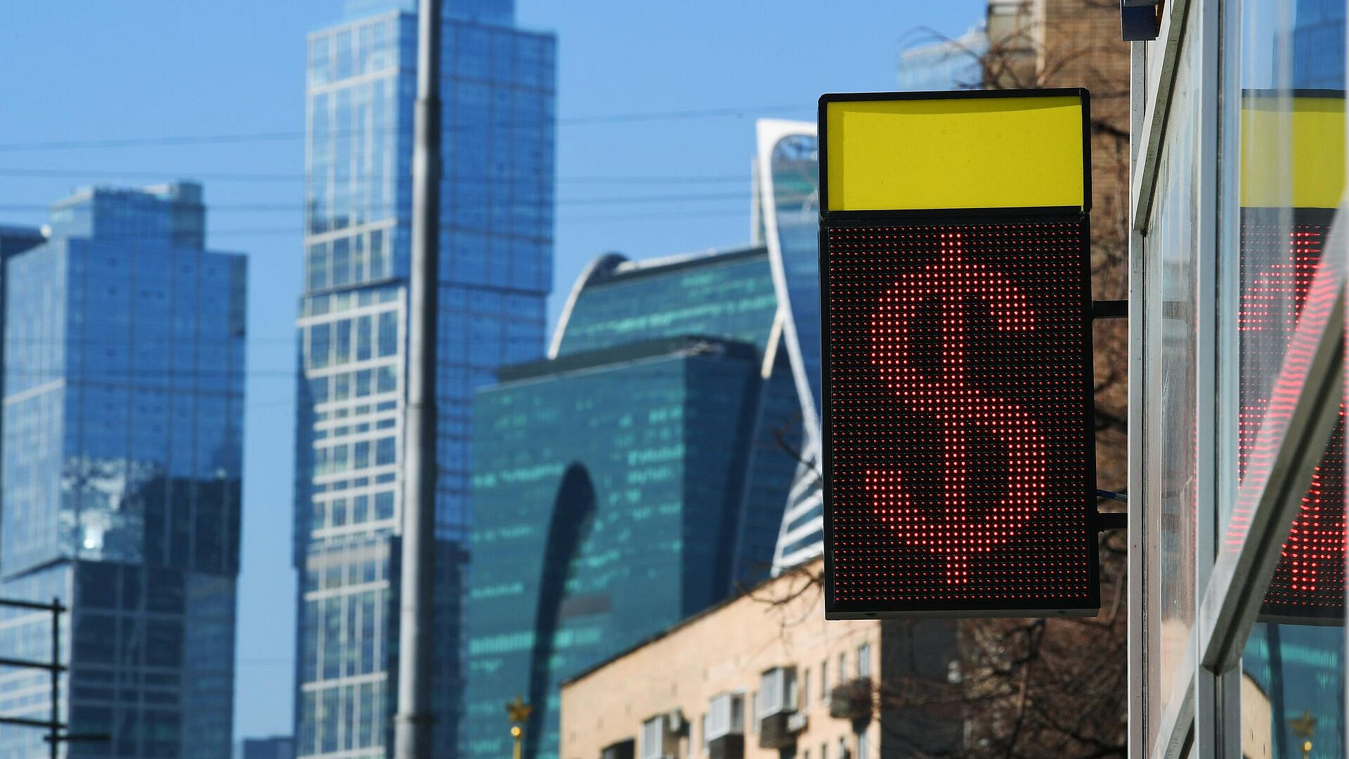 Часть пунктов обмена валюты закрылись после обвала доллара, пишут СМИ