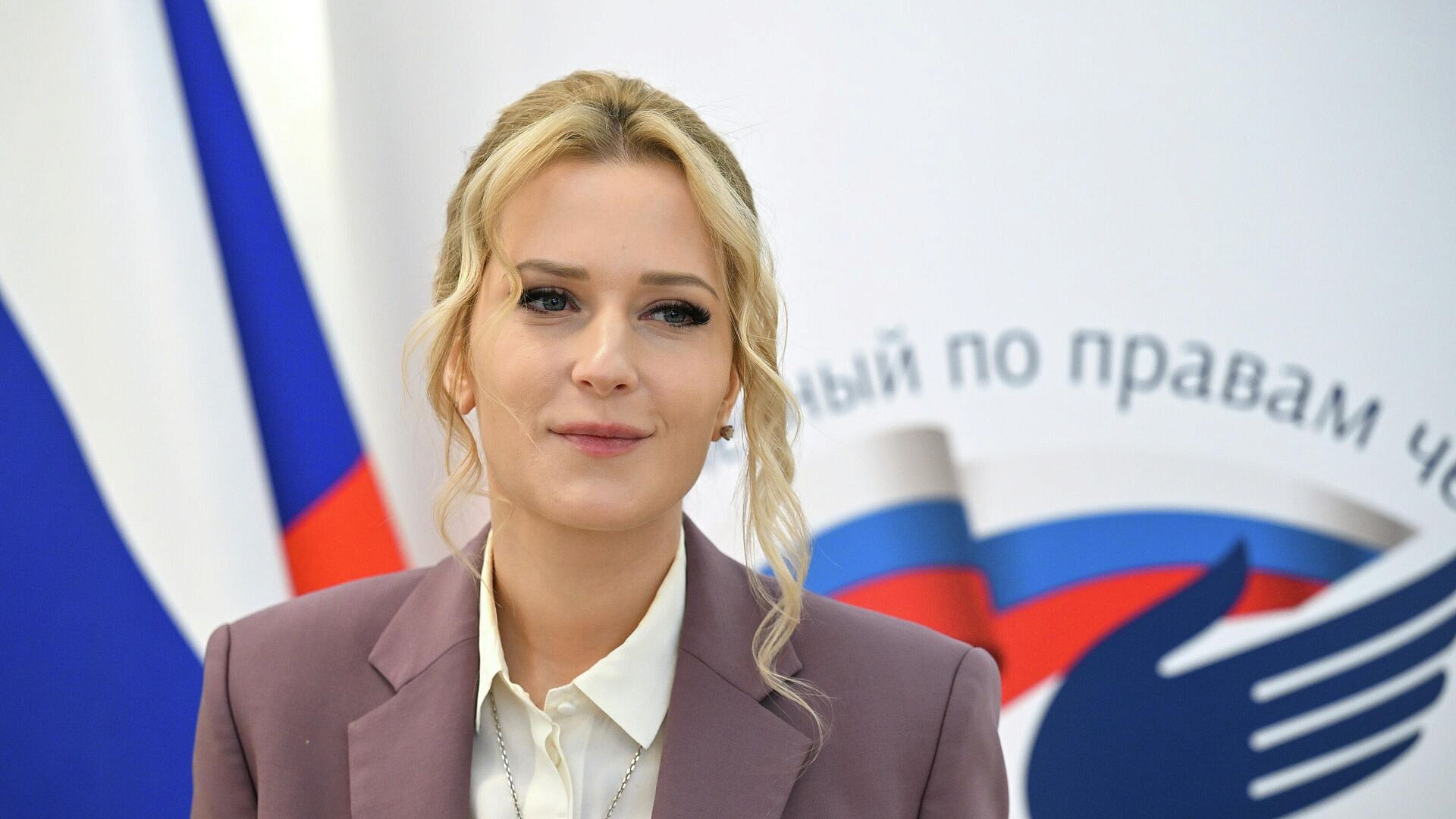 Лантратова передала Лубинцу письма военнопленным от их семей