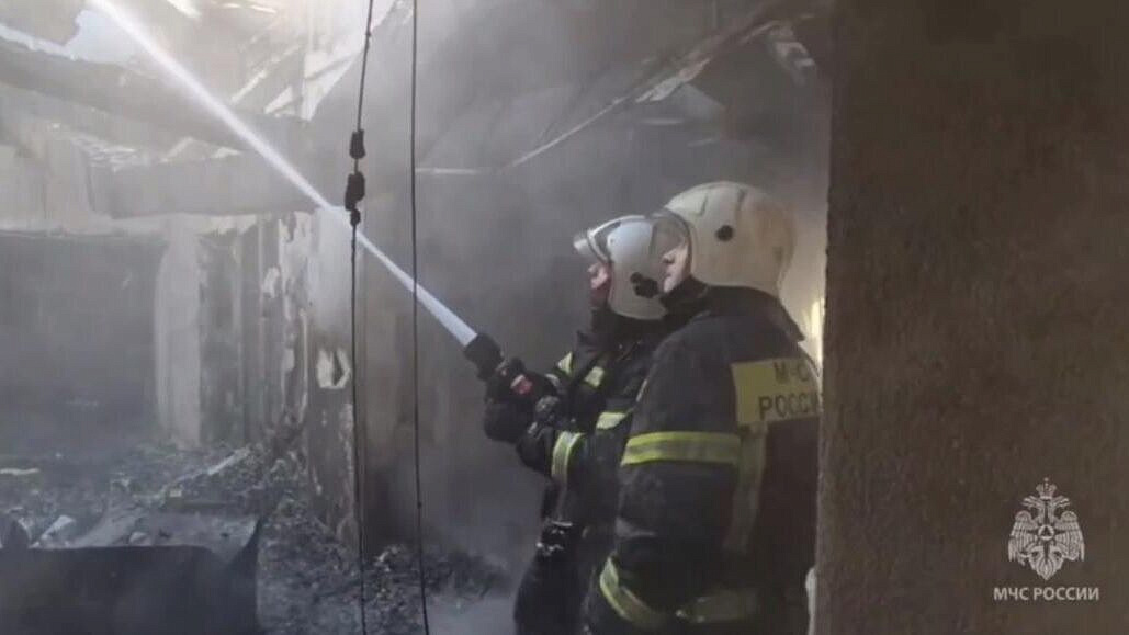 Тушение пожара на стоянке во Владивостоке осложнял ветер