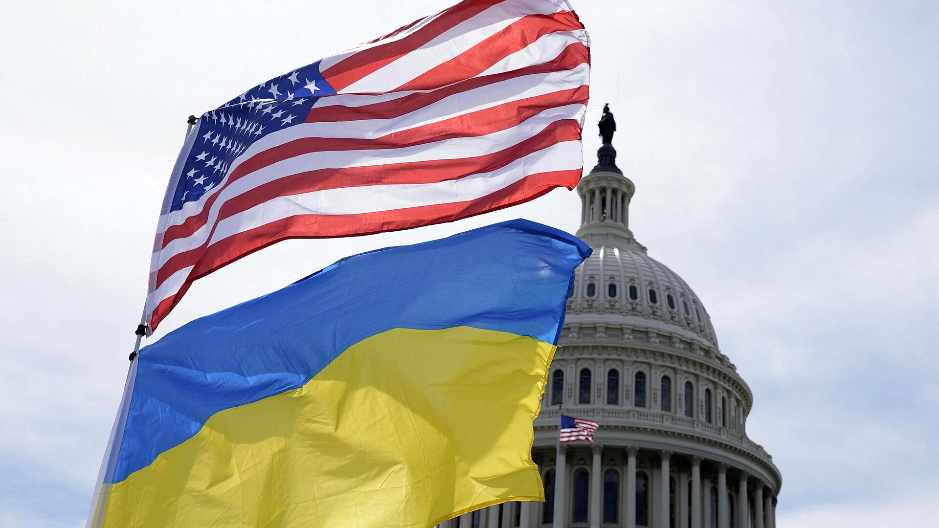 На Украине более ста организаций остались без денег из-за США