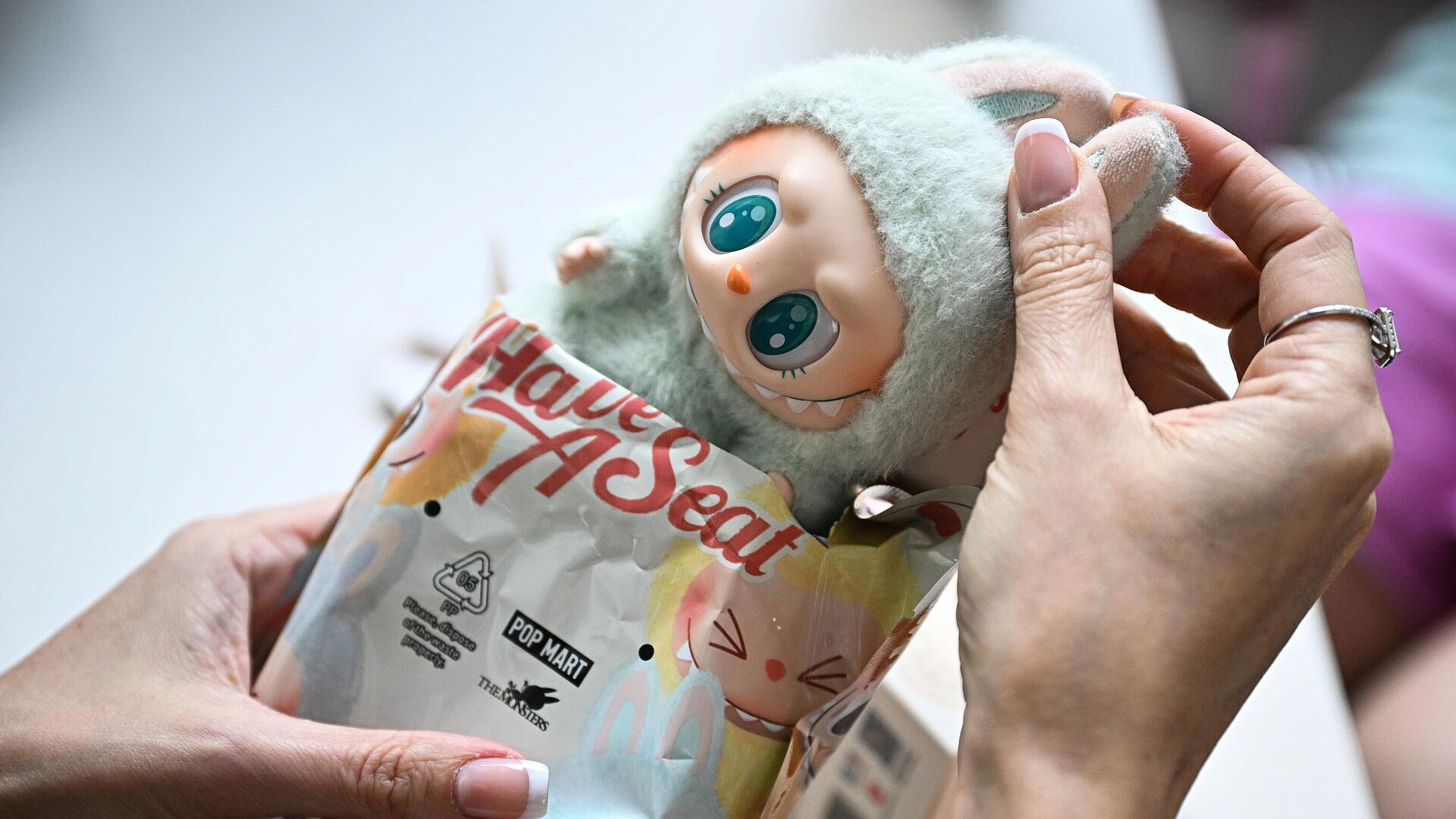 В аэропорту Сиэтла изъяли более 11 тысяч поддельных игрушек Лабубу