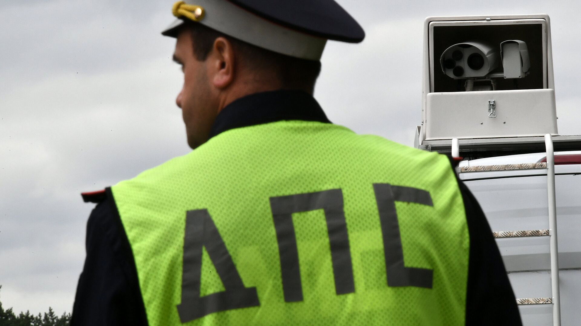 В Ростовской области на трассе М-4 "Дон" опрокинулся бензовоз