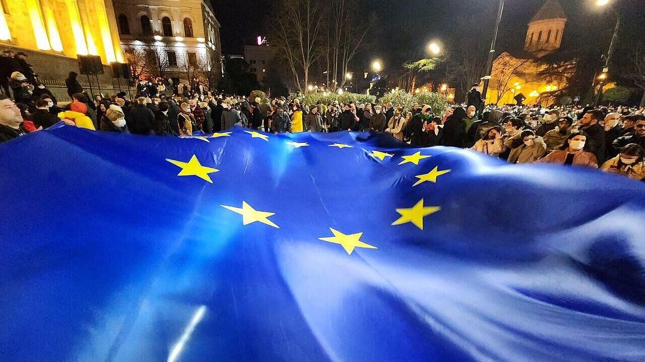 Революционные процессы финансировали фонды из ЕС, заявил премьер Грузии