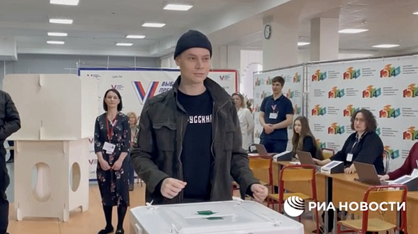 Певец SHAMAN проголосовал на выборах президента России