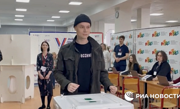 Певец SHAMAN проголосовал на выборах президента России