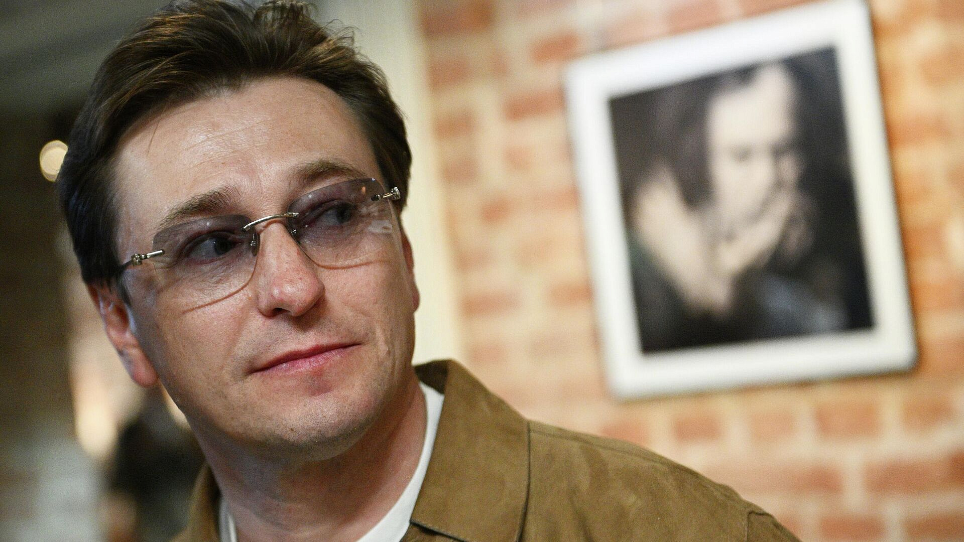 Суд запретил продавать маски с изображением Безрукова