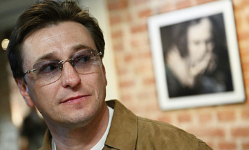 Суд запретил продавать маски с изображением Безрукова